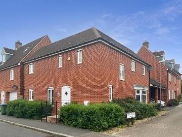 3 bedroom link detached house to rent