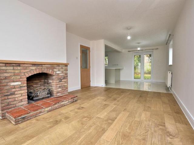 3 bedroom link detached house to rent