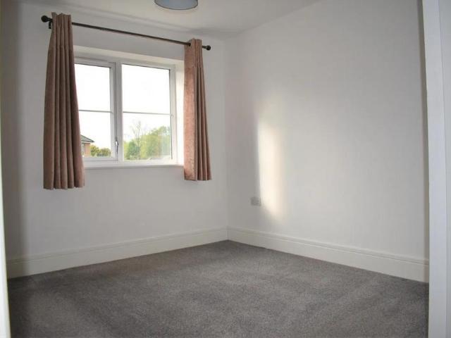 3 bedroom link detached house to rent