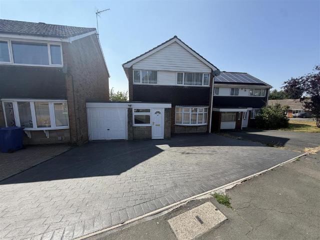 3 bedroom link detached house to rent