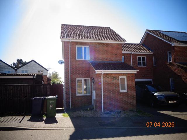 3 bedroom link detached house to rent