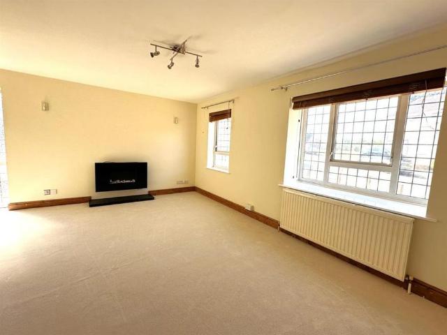 3 bedroom link detached house to rent