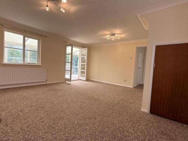 3 bedroom link detached house to rent