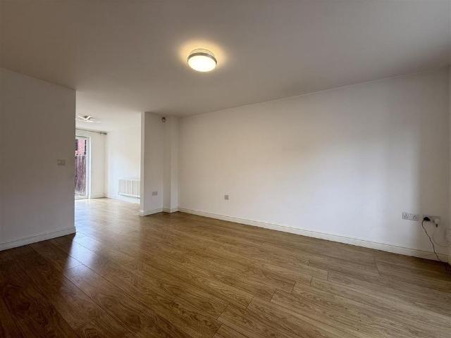 3 bedroom link detached house to rent