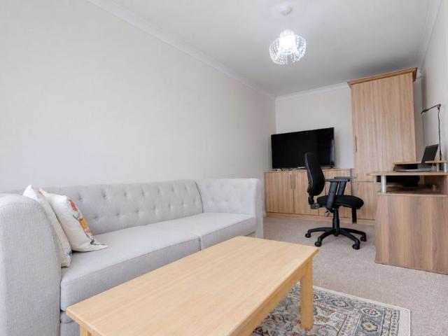 3 Bedroom Link Detached House To Rent