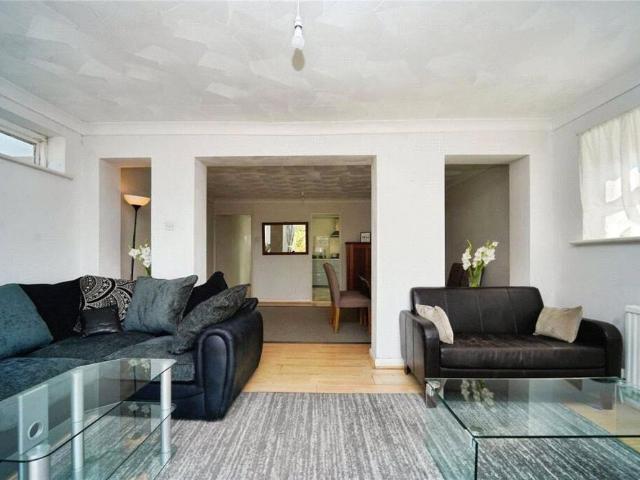 3 bedroom link detached house to rent