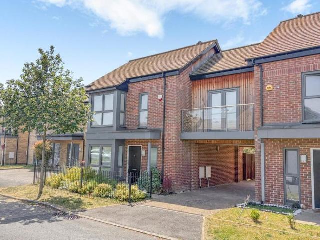 3 bedroom link detached house to rent