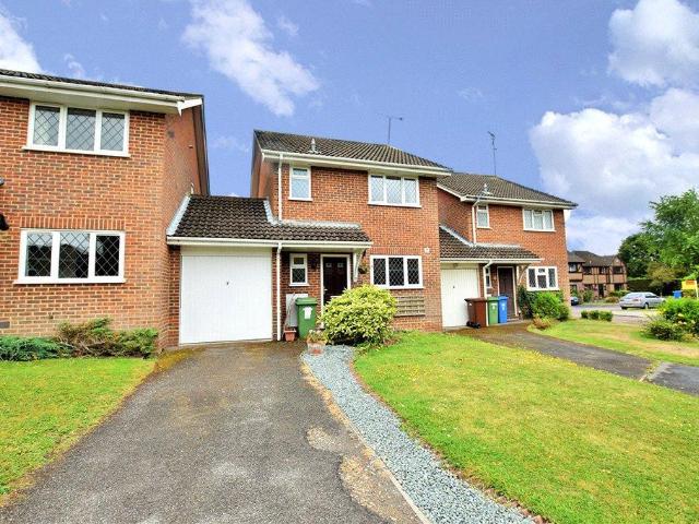 3 bedroom link detached house to rent