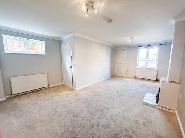 3 bedroom link detached house to rent