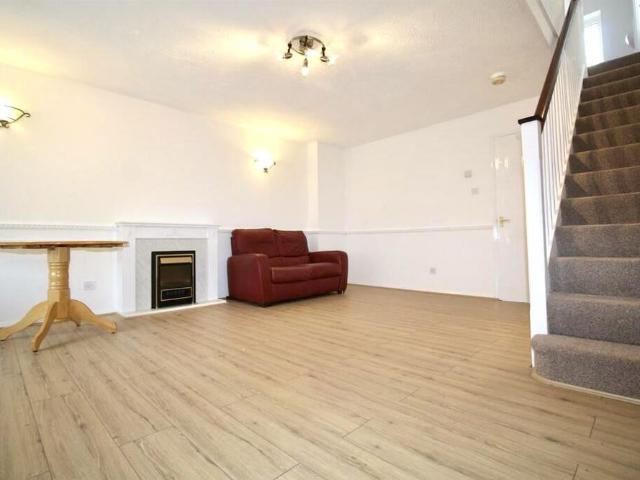 3 bedroom link detached house to rent