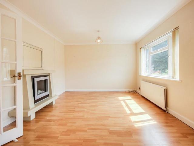 3 bedroom link detached house to rent