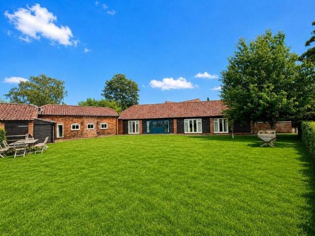 3 bedroom link detached house to rent