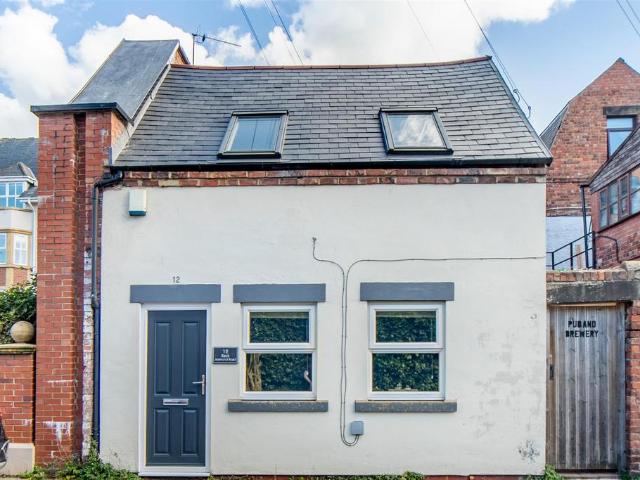 3 bedroom link detached house for sale