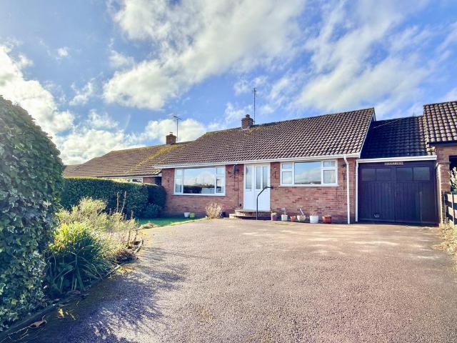 3 bedroom link detached house for sale