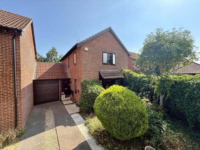 3 bedroom link detached house for sale