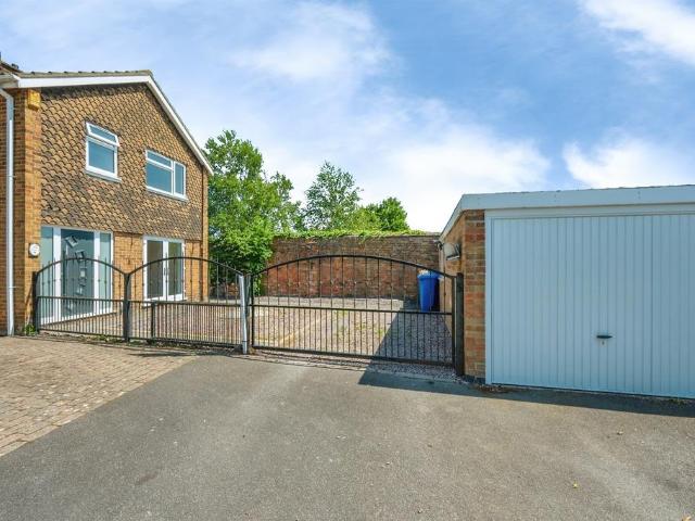 3 bedroom link detached house for sale
