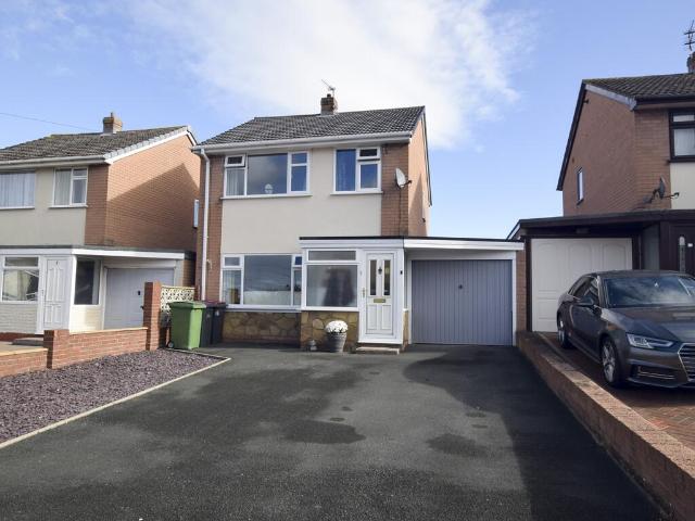 3 bedroom link detached house for sale