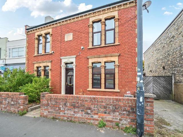 3 bedroom link detached house for sale