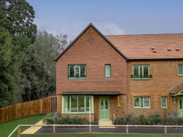 3 bedroom link detached house for sale