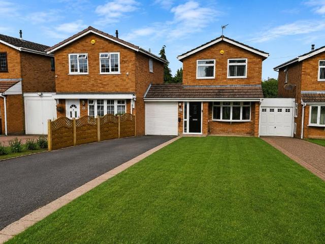 3 bedroom link detached house for sale
