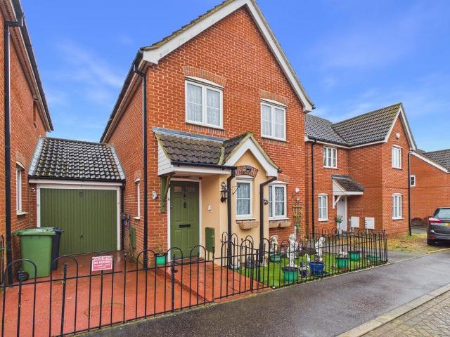 3 bedroom link detached house for sale