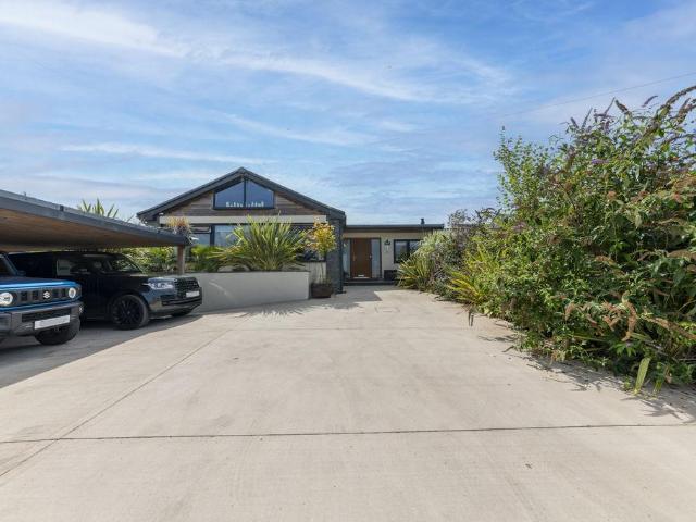 3 bedroom link detached house for sale