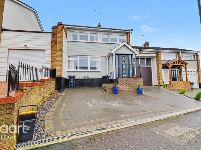 3 bedroom link detached house for sale