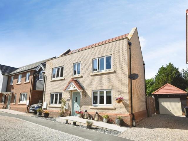 3 bedroom link detached house for sale