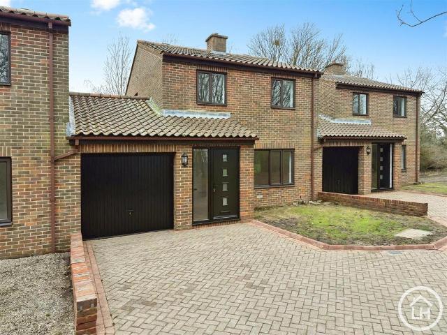 3 bedroom link detached house for sale