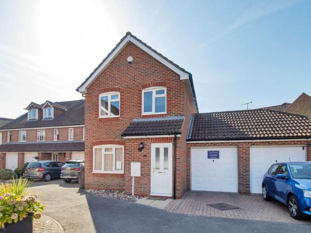 3 bedroom link detached house for sale
