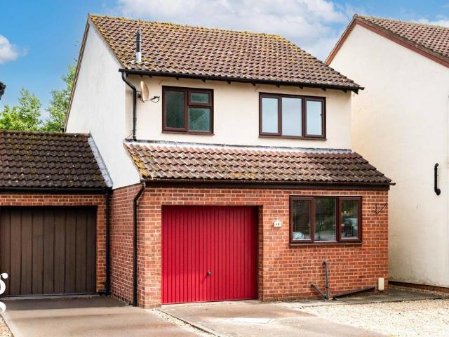 3 bedroom link detached house for sale