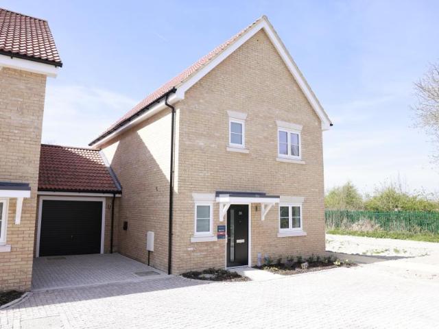 3 bedroom link detached house for sale