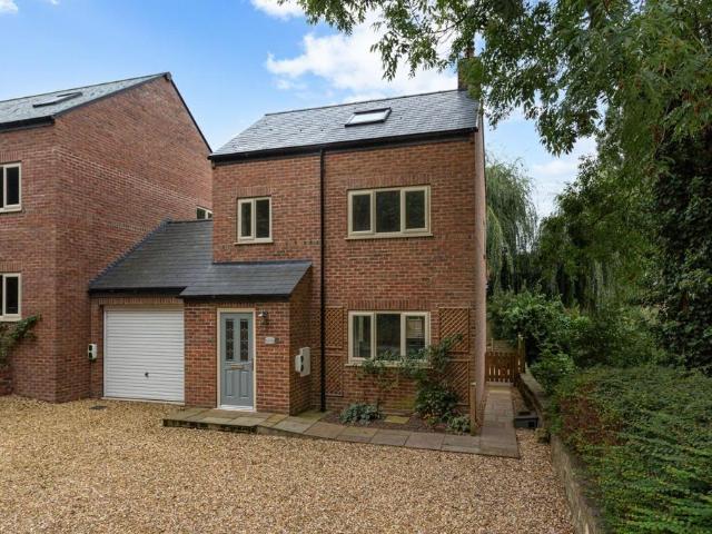 3 bedroom link detached house for sale