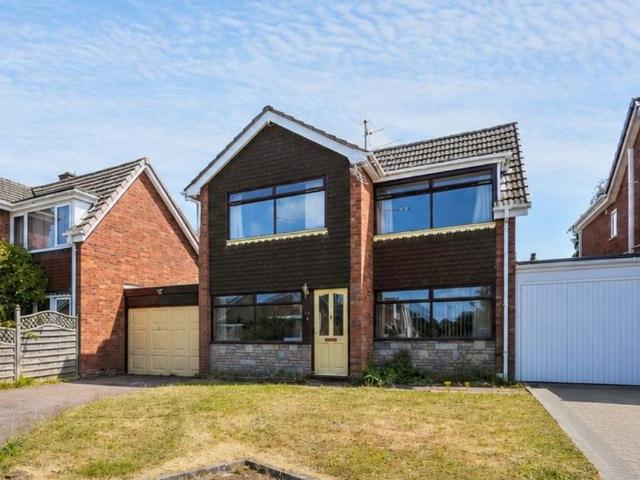 3 bedroom link detached house for sale