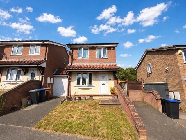 3 bedroom link detached house for sale
