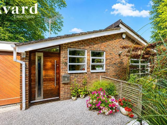 3 bedroom link detached house for sale