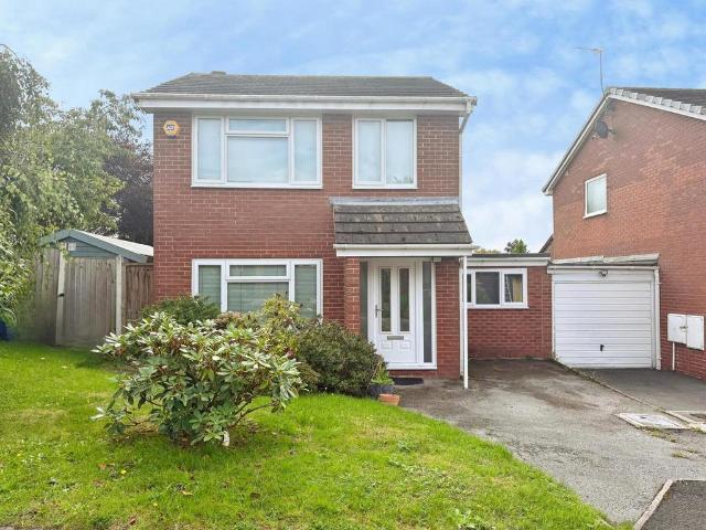3 bedroom link detached house for sale