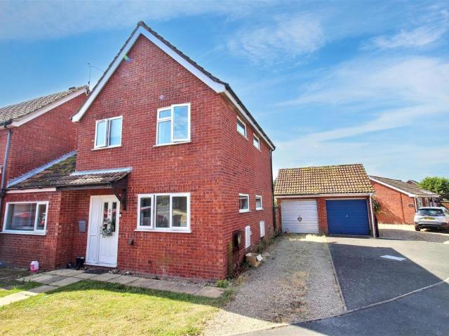 3 bedroom link detached house for sale