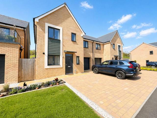 3 bedroom link detached house for sale