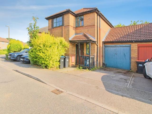 3 bedroom link detached house for sale