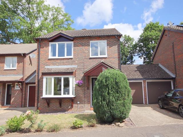 3 bedroom link detached house for sale