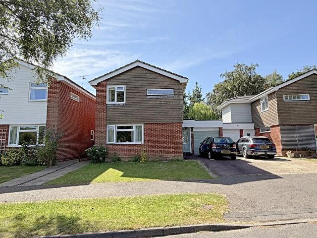 3 bedroom link detached house for sale