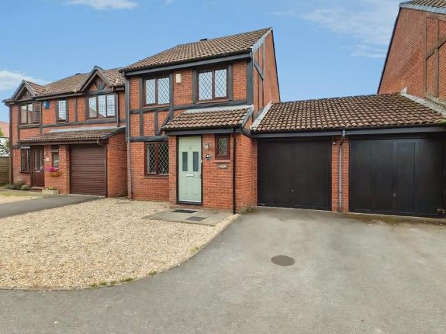 3 bedroom link detached house for sale