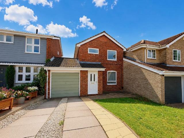 3 bedroom link detached house for sale