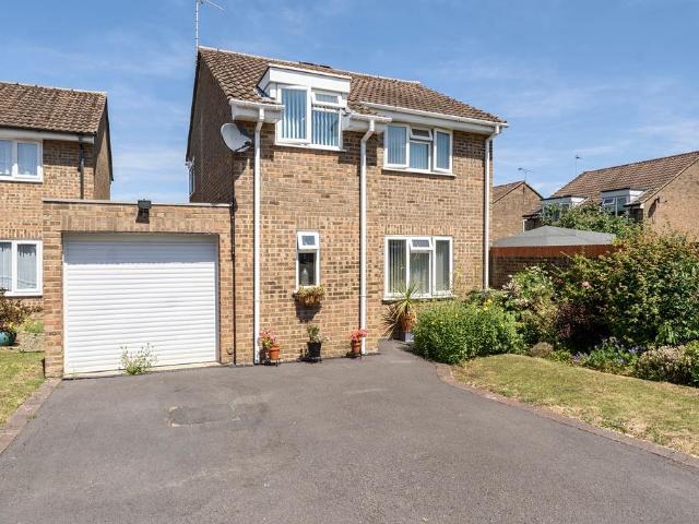 3 bedroom link detached house for sale