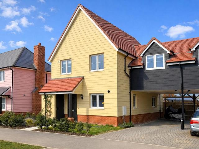 3 bedroom link detached house for sale