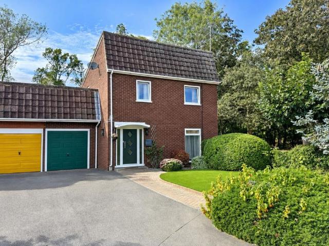 3 bedroom link detached house for sale