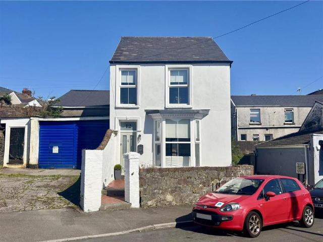 3 bedroom link detached house for sale