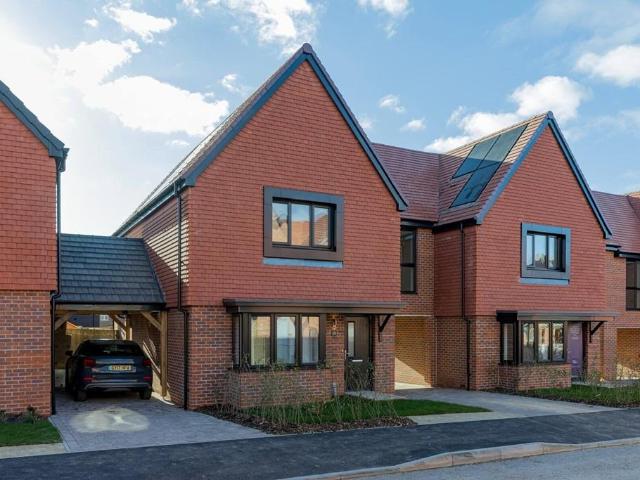 3 bedroom link detached house for sale
