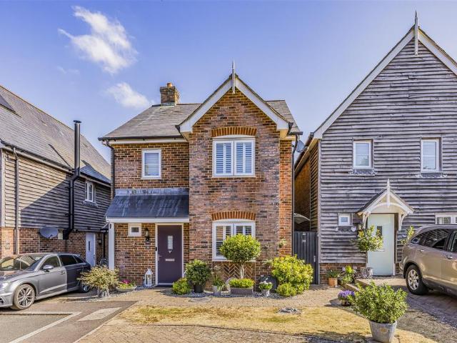 3 bedroom link detached house for sale